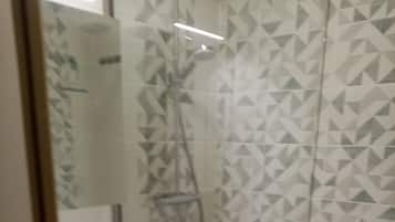 Douche, sĂšche-cheveux
