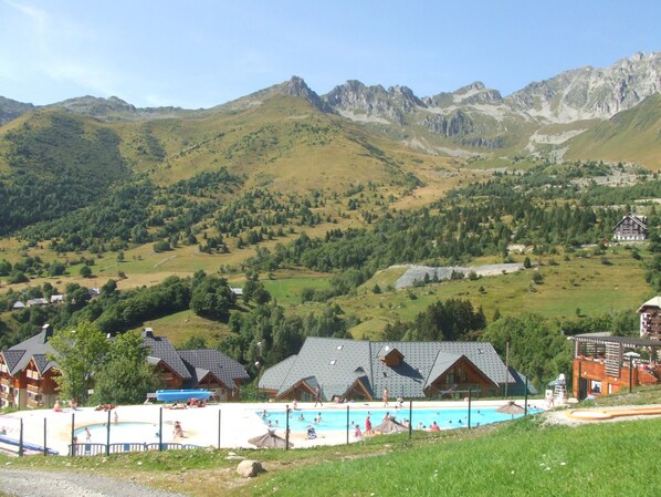 Pool - Renovated 4/6-person apartment in ST FRANCOIS LONGCHAMP, 80 m from a chairlift. (Saint-François-Longchamp)