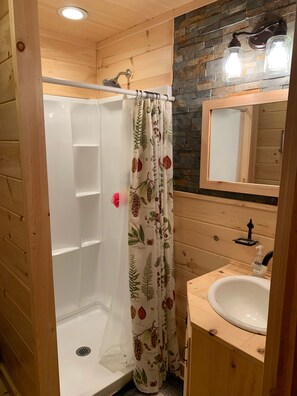 Dusche, Haartrockner, Handtücher, Toilettenpapier