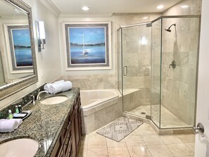 Badewanne, Haartrockner, Handtücher, Seife