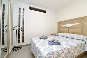 Tabla de planchar con plancha, wifi gratis y ropa de cama 