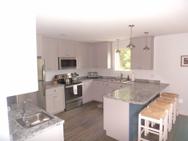 Réfrigérateur, four à micro-ondes, un four, surface de cuisson