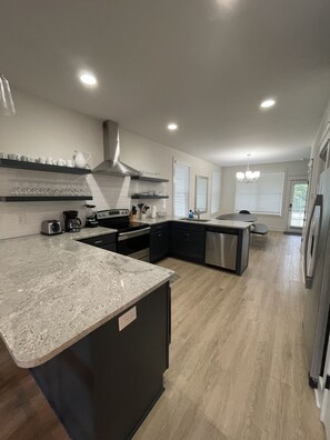 Réfrigérateur, four à micro-ondes, un four, surface de cuisson