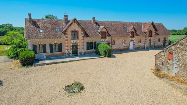 A large, historic building with multiple rooms and a gravel courtyard. - So Villa Gouadiere (45) - Heated pool - Basketball - 2h Paris - 30p (Poilly-lez-Gien)