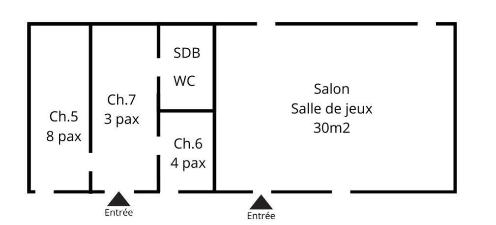 Een plattegrond met meerdere kamers, gelabeld als Ch.5, Ch.6 en Ch.7, met het aantal personen per kamer aangegeven. Er zijn twee ingangen, gemarkeerd als Entrée.