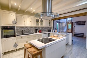 Réfrigérateur, micro-ondes, four, lave-vaisselle