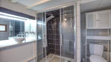 Een douche, een haardroger, shampoo, toiletpapier