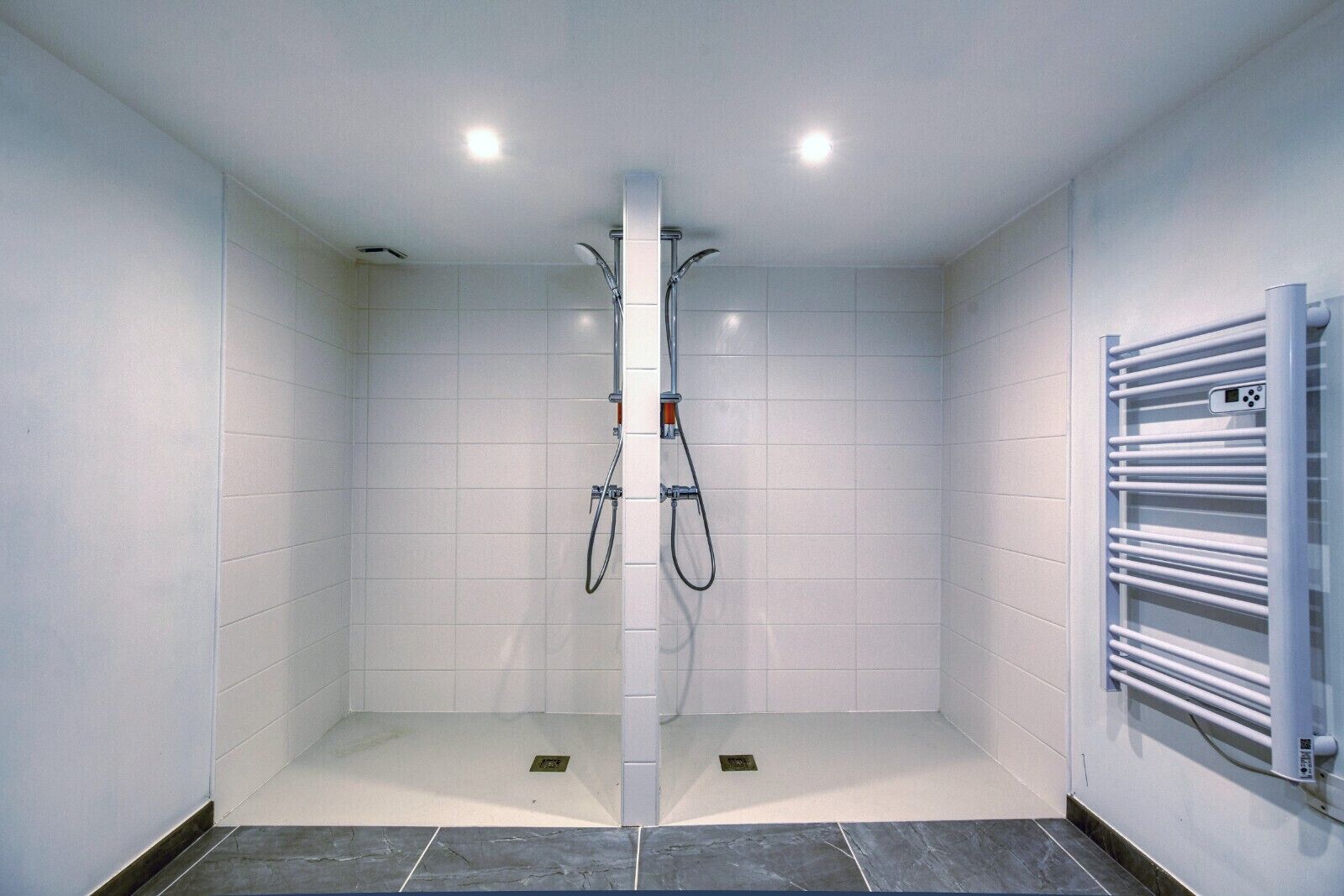 Een douche, een haardroger, shampoo, toiletpapier
