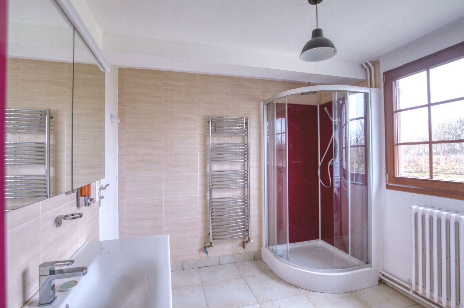 Bañera, secador de pelo, shampoo, papel higiénico