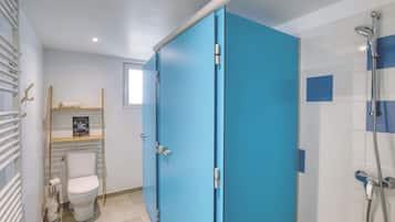Bathtub, hair dryer, shampoo, toilet paper