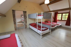 4 habitaciones y tabla de planchar con plancha 
