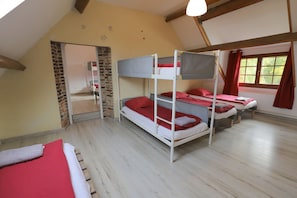 4 habitaciones y tabla de planchar con plancha