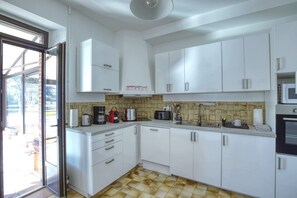 Refrigerador, microondas, horno y lavavajillas