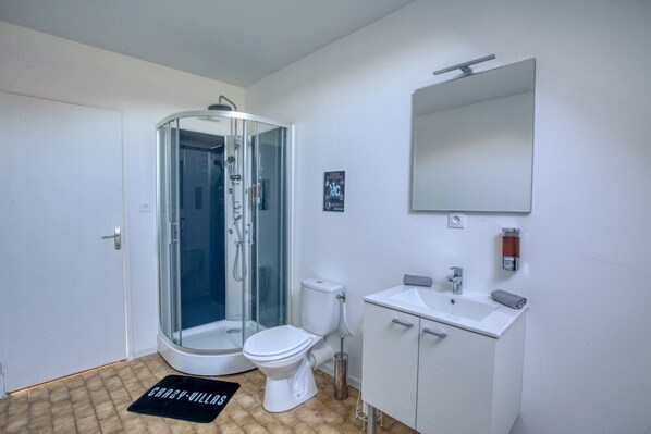 Een bad, een haardroger, shampoo, toiletpapier