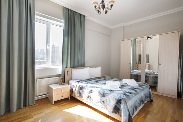 Luxury Apartment | Premium bedding, down duvets, in-room safe, blackout curtains - Fountain Square (Baku)