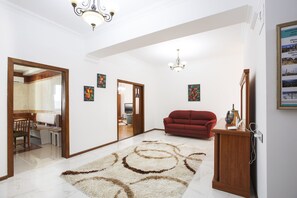Luxury Apartment | Living area | 55-inch flat-screen TV with cable channels, TV - Fountain Square (Baku)