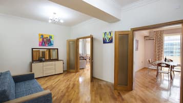 Appartement Familial | Coin séjour | Télévision à écran plat de 55 pouces avec chaînes par câble, télévision