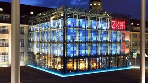 A modern building with a glass facade, surrounded by a white column structure. - Hotel-restaurant Erbprinz (Ettlingen)