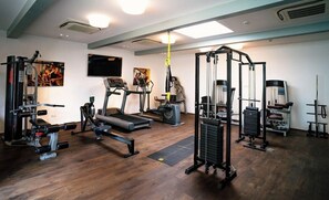 A gym with treadmills, weight machines, and a pull-up bar. - Hotel-restaurant Erbprinz (Ettlingen)