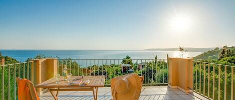 屋外ダイニングエリア