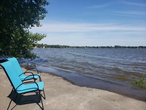 På stranden, solsenger og strandhåndklær