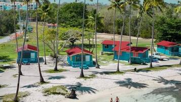 Ubicación cercana a la playa, tumbonas y toallas de playa