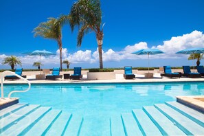 2 piscines extérieures