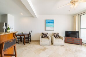 Condo phong cách lãng mạn | Khu phòng khách | Smart TV 