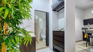 Une salle de bain moderne équipée d’une douche, de toilettes et d’un lavabo.