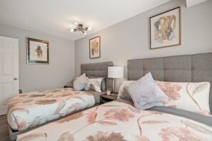 2 slaapkamers, een strijkplank/strijkijzer, reisbedje, wifi