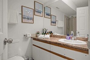 Een douche, een haardroger, handdoeken