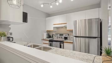 KĂŒhlschrank, Mikrowelle, Ofen, Herdplatte