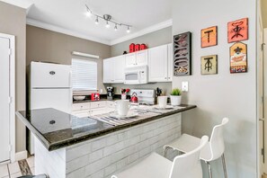 Een koelkast, een magnetron, een oven, een kookplaat