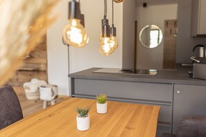 Kühlschrank, Ofen, Geschirrspüler, Wasserkocher mit Kaffee-/Teezubehör