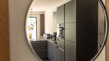 Køleskab, ovn, opvaskemaskine, kaffe-/temaskine