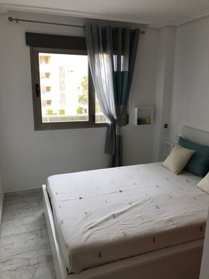 2 dormitorios, tabla de planchar con plancha, ropa de cama