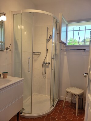 Shower, hair dryer, towels, toilet paper - Independent apartment, - 4 people (Reillanne)