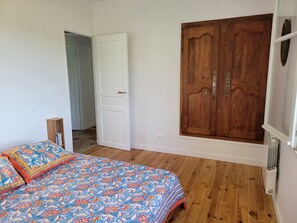2 bedrooms, desk, iron/ironing board, travel cot