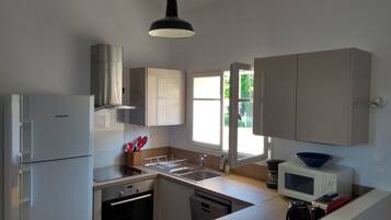 Een koelkast, een microgolfoven, een oven, een kookplaat