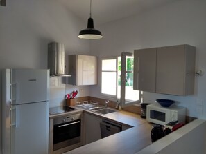 Een koelkast, een microgolfoven, een oven, een kookplaat