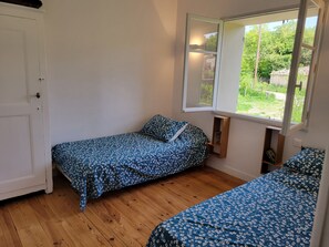 2 bedrooms, desk, iron/ironing board, travel cot - Independent apartment, - 4 people (Reillanne)