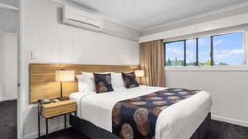 Tabla de planchar con plancha, wifi gratis, ropa de cama