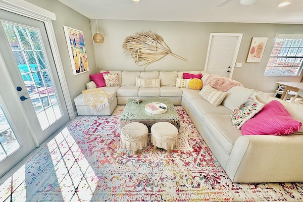 Smart TV, libri, biblioteca musicale, impianto stereo