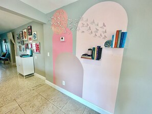 Interior - AVAILABLE DEC.!! ~ 4 miles to BEACH ~ WALK to Shops, Restaurants; Pet Friendly! (West Palm Beach)