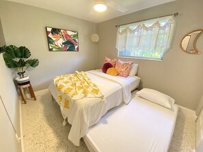 5 bedrooms, iron/ironing board, free WiFi, bed sheets - AVAILABLE DEC.!! ~ 4 miles to BEACH ~ WALK to Shops, Restaurants; Pet Friendly! (West Palm Beach)