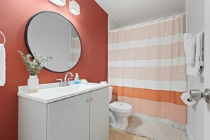 Tina con regadera, secadora de cabello, toallas, jabón 