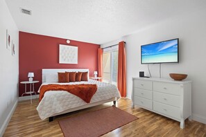 1 habitación, tabla de planchar con plancha y cuna de viaje 