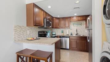 Geladeira, micro-ondas, fogão, cooktop