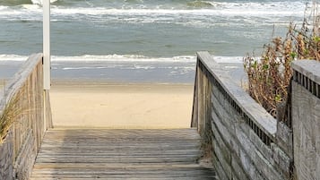 Beach nearby, sun-loungers, beach towels