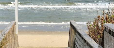 Nær stranden, solsenger og strandhåndklær